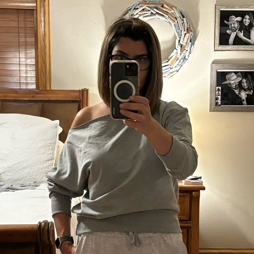 Francesca’s collection off shoulder sweatshirt. Very soft and comfortable.Size M